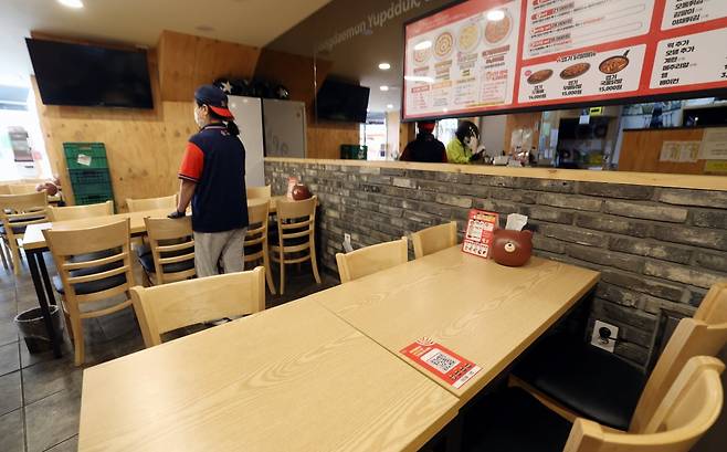 서울 용산의 한 분식점에서 가게주인이 업무를 보고 있다./사진=한경 김범준기자