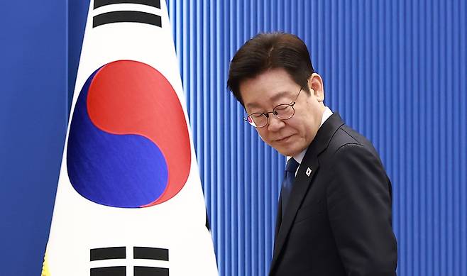이재명 대통령이 지난 5일 청와대 여민관에서 열린 수석보좌관회의에 참석하고 있다. 청와대사진기자단