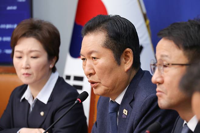 정청래 더불어민주당 대표가 6일 서울 여의도 국회에서 열린 최고위원회의에서 발언하고 있다. [연합뉴스]