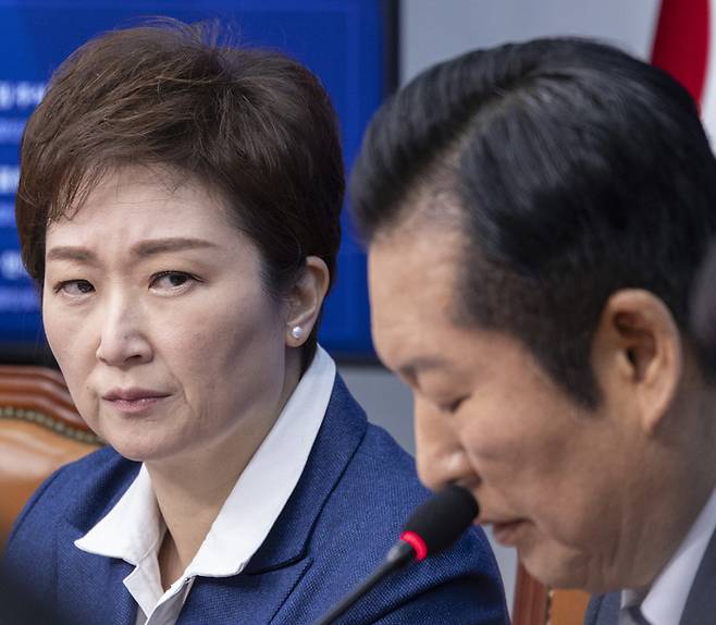 이언주 더불어민주당 최고위원이 지난 2일 국회에서 열린 최고위원회의에서 정청래 대표의 조국혁신당과의 합당 제의의 의미와 향후 진행 과정에 대한 발언을 강한 눈빛으로 지켜보고 있다. [연합뉴스]