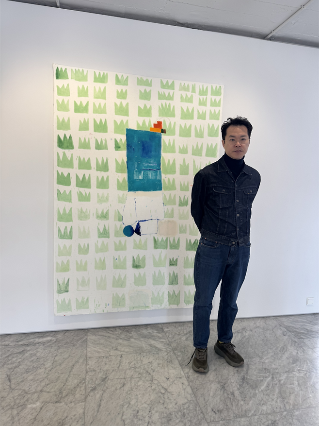 3일 서울 삼청동 PKM갤러리에서 열린 개인전 ‘서울 신텍스’에 참석한 백현진 작가. <정유정 기자>