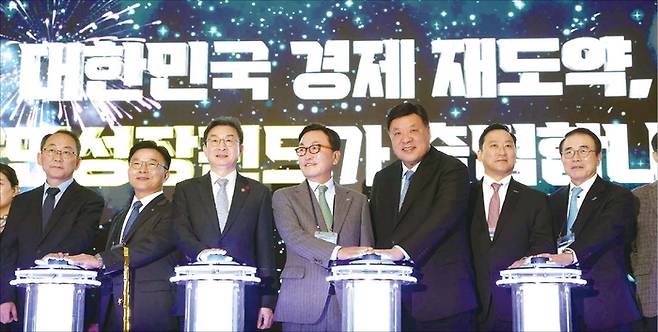 올해 코스닥 시장은 150조원 규모 국민성장펀드 출범과 종합투자계좌(IMA)·발행어음 사업자 확대 등 정책 효과로 활기를 띨 전망이다. 지난해 12월 11일 서울 여의도 산업은행에서 열린 국민성장펀드 출범식에서 박동일 산업통상부 산업정책실장(왼쪽부터), 박상진 산업은행 회장, 이억원 금융위원장, 박현주 미래에셋금융그룹 회장, 서정진 셀트리온 회장, 김성환 한국투자증권 사장, 조용병 전국은행연합회장이 세리머니를 하고 있다. (매경DB)