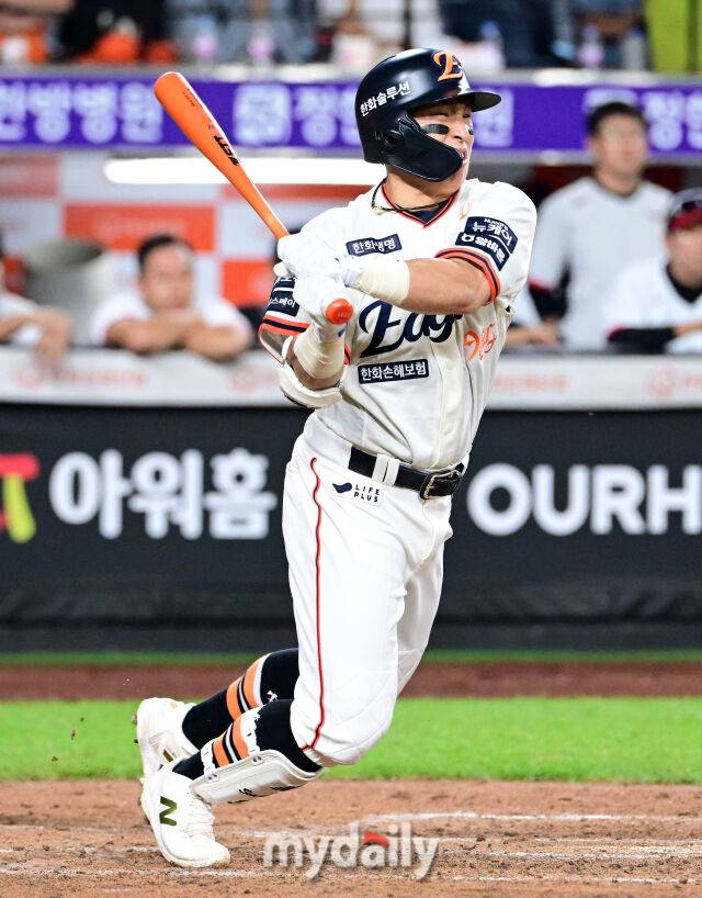 2025년 9월 26일 오후 대전 한화생명 볼파크에서 열린 '2025 신한 SOL뱅크 KBO 리그' LG 트윈스와 한화 이글스의 경기. 한화 손아섭이 7회말 1사 1루서 대타로 나와 안타를 치며 KBO 통산 6번째 3700루타를 기록하고 있다./마이데일리