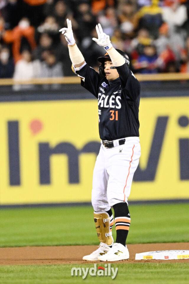 27일 서울 잠실야구장에서 열린 2025 신한 SOL 뱅크 KBO 한국시리즈 2차전' 한화 이글스와 LG 트윈스 경기. 한화 손아섭 1회초 2사에 2루타를 친 후 기뻐하고 있다./마이데일리