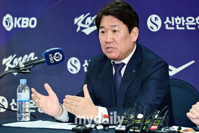 6일 오전 서울 중구 프레스센터에서 진행된 '2026 WBC 대표팀 기자회견'에서 조계현 전력강화위원장이 취재진의 질문에 답하고 있다./중구=곽경훈 기자