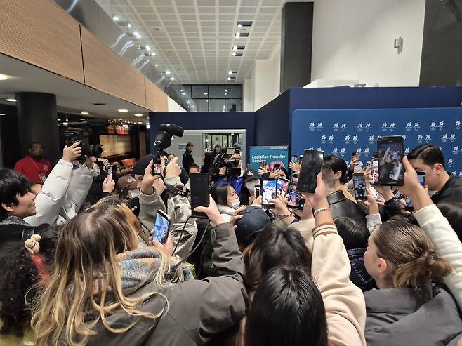 밀라노 올림픽 한국 대표팀의 홍보대사인 엔하이픈 성훈이 4일(현지시간) 이탈리아 밀라노 말펜사 공항 입국장에서 현지 팬들의 둘러싸인 채 이동하고 있다. [연합]