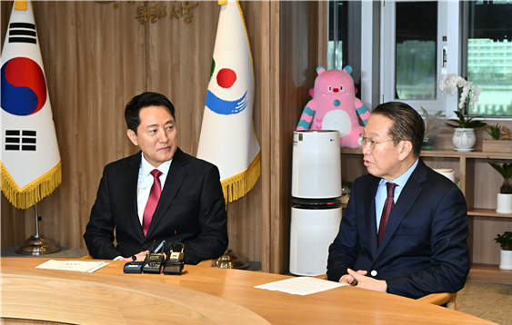 오세훈 서울시장이 6일 오전 권영세 국회의원과 만나 정부의 1·29 대책에 따른 용산국제업무지구 개발 방향에 대해 논의하고 있다. [서울시 제공]