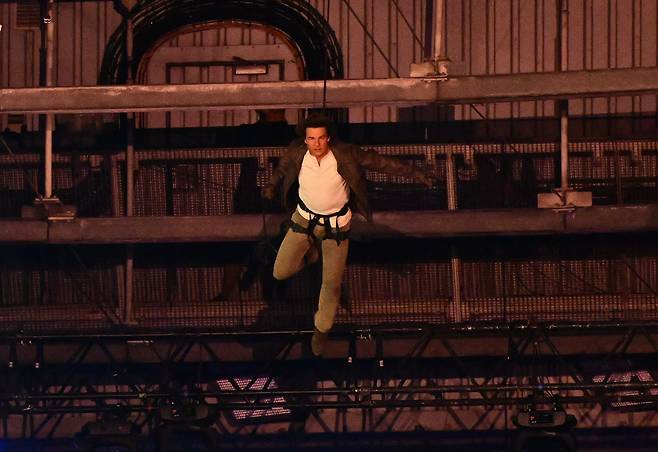 2024 파리올림픽 폐회식에서 차기 개최지인 미국 배우 톰 크루즈가 공중에서 스턴트 낙하하고 있다. [올림픽사진공동취재단]