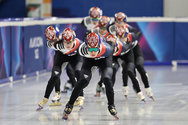2026 밀라노·코르티나담페초 동계올림픽 개막일인 6일(현지시간) 이탈리아 밀라노 아이스스케이팅 아레나에서 쇼트트랙 대표팀 선수들이 훈련하고 있다. [연합]