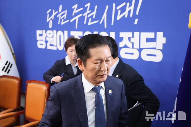 [서울=뉴시스] 김금보 기자 = 정청래 더불어민주당 대표가 6일 오전 서울 여의도 국회에서 최고위원회의를 마치고 퇴장하고 있다. 정 대표는 조국혁신당과의 합당 추진 사태와 관련해 최고위원들에게 사과 및 철회 요구를 받았다. 2026.02.06. kgb@newsis.com