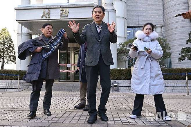 [서울=뉴시스] 김선웅 기자 = 곽상도 전 국민의힘 의원이 6일 서울 서초구 서울중앙지법에서 열린 범죄수익은닉규제법 위반 혐의 1심 선고공판에서 공소 기각을 선고받은 뒤 법정을 나서며 입장을 말하고 있다. (공동취재) 2026.02.06. photo@newsis.com