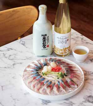 제주의 대표적인 먹거리인 고등어회는 산뜻한 오메기맑은술과 잘 어울린다.
