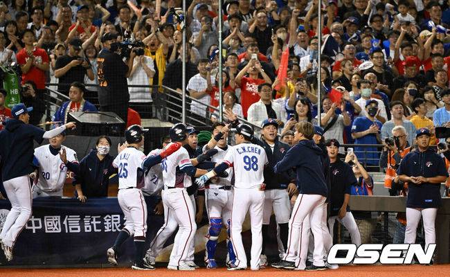 [OSEN=타이베이(대만), 이대선 기자] 13일 오후 대만 타이베이돔에서 세계야구소프트볼연맹(WBSC) 프리미어12 2024 B조 1차전 대한민국과 대만의 경기가 열렸다.대한민국은 1차전 선발투수로 고영표, 대만은 린위민을 내세웠다.2회말 2사 만루 대만 천천웨이가 한국 고영표를 상대로 만루홈런을 날린 뒤 더그아웃에서 환영을 받고 있다. 2024.11.13 /sunday@osen.co.kr