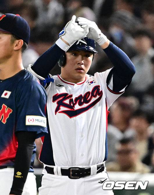 [OSEN=도쿄(일본), 조은정 기자] 16일 오후 일본 도쿄돔에서  ‘2025 NAVER K-BASEBALL SERIES’ 대한민국과 일본의 2차전 경기가 열렸다.한국은 정우주, 일본은 카네마루 유메토를 선발투수로 내세웠다.4회말 무사에서 대한민국 문현빈이 우전 안타를 치고 있다. 2025.11.16 /cej@osen.co.kr