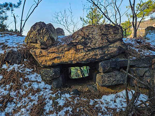 인왕산 능선 막바지에 등장하기 시작하는 탕춘대성은 세월의 흔적이 역력한 모습이다. 사진 서현우 기자
