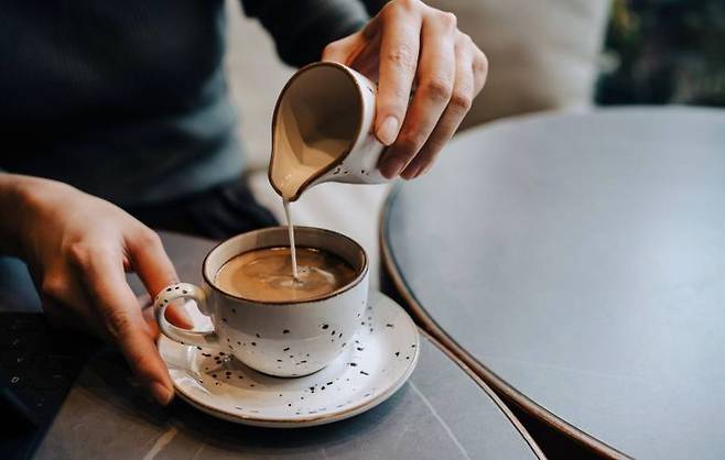 최근 우유 대체품으로 인기를 끌고 있는 ‘귀리 우유(오트 밀크)’는 식이섬유가 풍부하지만, 가공 과정에서 들어간 각종 유화제나 첨가물이 오히려 장내 가스를 유발하고 소화를 방해할 수 있어 주의가 필요하다. 게티이미지