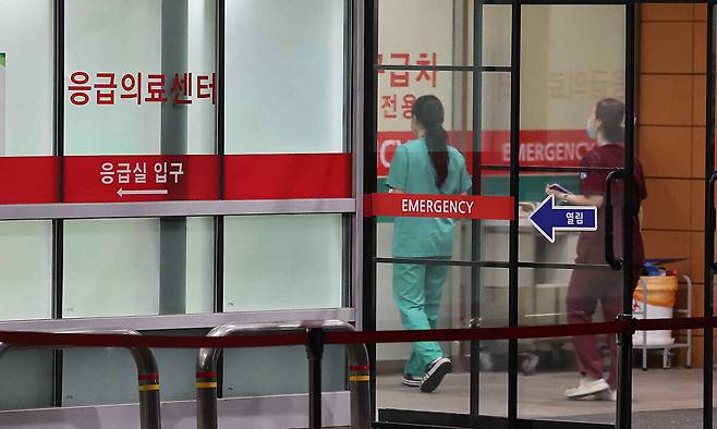 서울 시내 한 병원 응급실에서 의료진들이 이동하고 있다. 연합뉴스
