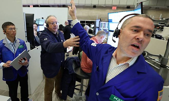 5일(현지시간) 미국 뉴욕의 뉴욕증권거래소 아메리칸(AMEX)에서 선물 옵션 트레이더들이 소통하고 있다.&nbsp;로이터연합뉴스