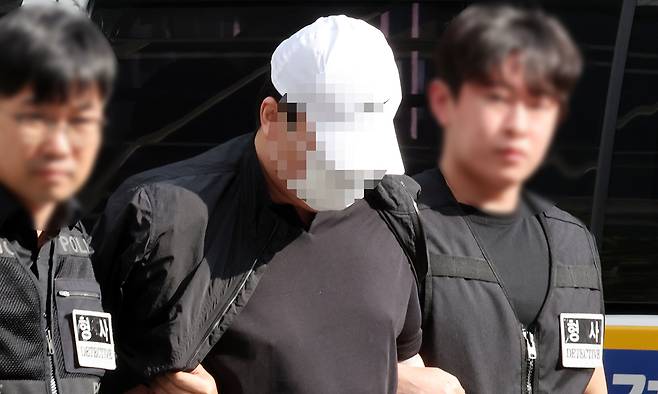 여자친구를 살해한 뒤 시신을 유기한 혐의를 받는 A씨가 지난 9월 30일 구속 전 피의자 심문(영장실질심사)를 위해 전주지방법원 군산지원으로 들어가고 있다. 연합뉴스