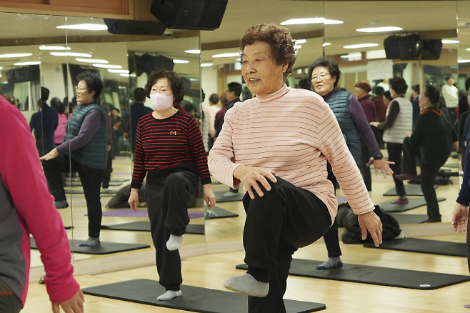 서울 종로구 주민들이 지난달 28일 동부여성문화센터에서 밝은 표정으로 맨손 체조를 따라 하고 있다.  종로구 제공