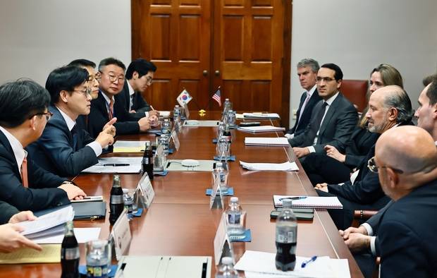 미국이 대미투자특별법 국회 통과 지연을 문제 삼으며 관세 인상을 예고한 가운데 김정관 산업통상부 장관과 하워드 러트닉 미국 상무부 장관이 지난달 29일(현지시간) 미국 워싱턴 D.C.에서 면담하고 있다. 사진 제공=산업통상부