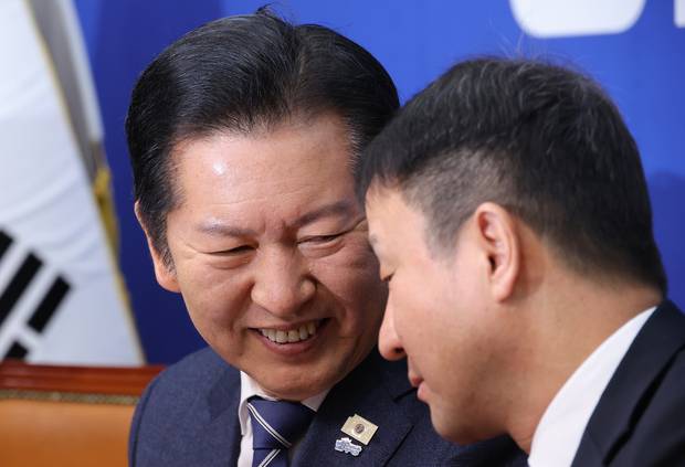 정청래 대표와 한병도 원내대표가 4일 서울 여의도 국회에서 열린 최고위원회의에서 대화하고 있다. 연합뉴스