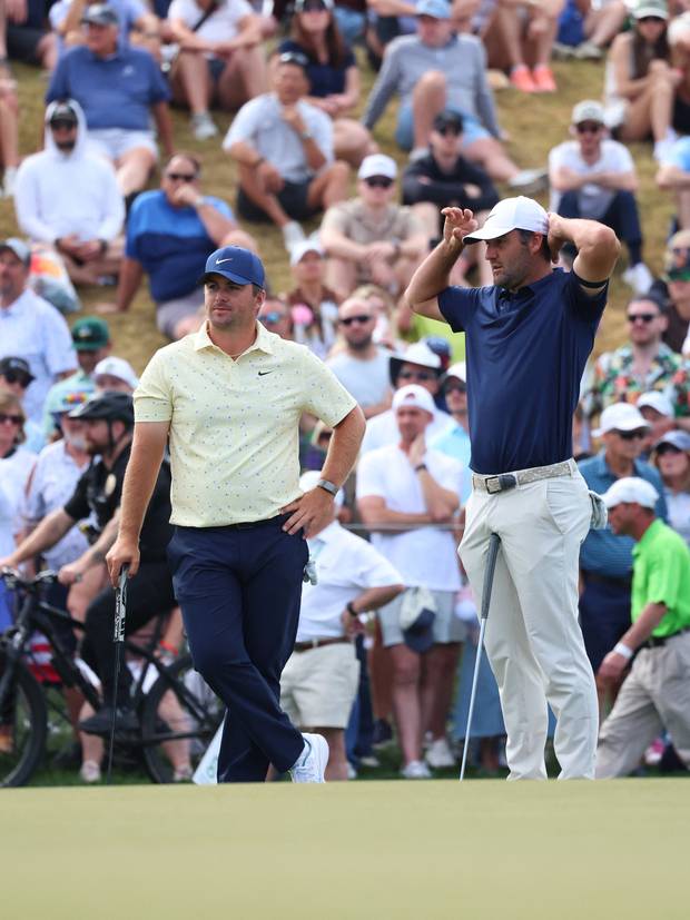 스코티 셰플러(오른쪽)가 1라운드 18번 홀에서 보기를 기록한 뒤 그린을 바라보고 있다. Imagn Images연합뉴스