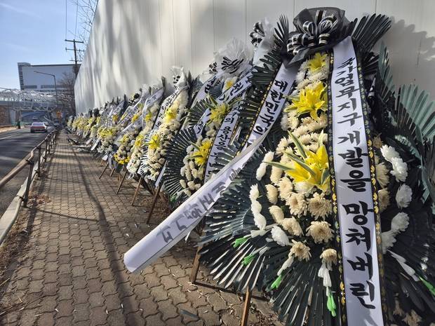 정부가 ‘1·29 대책’을 통해 서울 용산국제업무지구에 주택 1만 가구를 공급하겠다고 밝히자 6일 이곳 부지를 둘러싼 가림막을 따라 지역 주민들이 항의의 뜻으로 보낸 근조 화환이 늘어서 있다. 김지원 견습기자