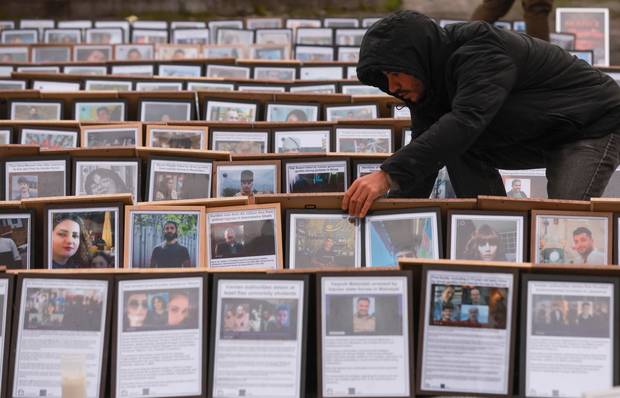 5일(현지 시간) 벨기에 룩셈부르크 광장에서 활동가들이 이란 반정부 시위에서 사망한 시위자 500명의 사진을 전시하고 있다. EPA연합뉴스