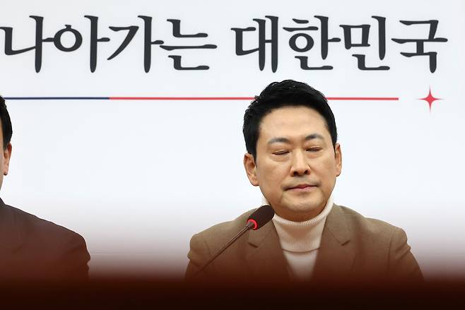 2월5일 장동혁 국민의힘 대표가 "내일까지 사퇴 혹은 재신임 투표 요구가 있다면 전 당원 투표를 하겠다"라며 "재신임을 받지 못한다면 당대표직과 국회의원직을 내려놓겠다"라고 밝히고 있다. ⓒ연합뉴스