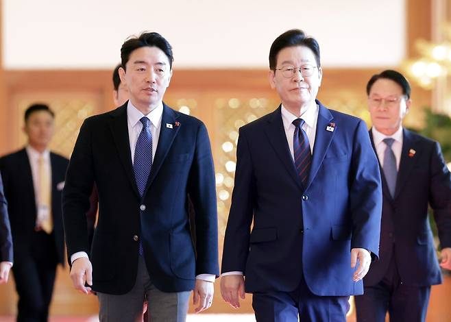 1월22일 이재명 대통령과 강훈식 비서실장이 수석보좌관회의를 위해 회의장으로 향하고 있다. ⓒ연합뉴스