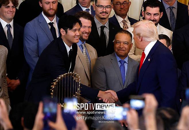 ▲ 지난해 4월 백악관을 방문한 다저스 선수단. 도널드 트럼프 대통령과 오타니 쇼헤이가 악수하고 있다.