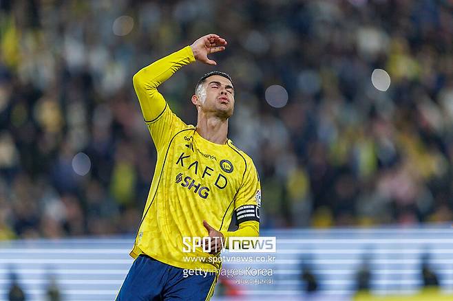 ▲ 호날두는 7일(한국시간) 열리는 알이티하드전에 출전하지 않을 가능성이 매우 높은 것으로 전해졌다. 지난 3일 알리야드전에 이어 두 경기 연속 결장이다. 이는 단순한 로테이션이나 컨디션 조절 차원이 아니다. 사우디 공공투자펀드(PIF)를 향한 사실상의 '보이콧'이다. 그래서 호날두가 손흥민이 뛰는 LAFC로 이적할 수 있다는 전망이 나오기 시작했다.