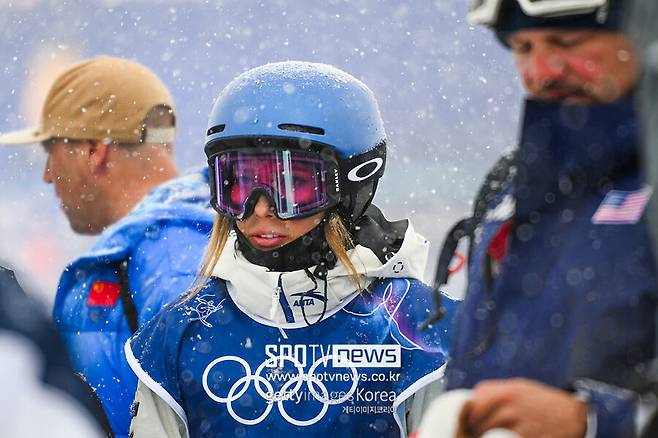 ▲ 2003년생인 구아이링은 세계 프리스키 신예로 떠오른 2022년 이후 연애 스캔들이 많진 않았지만 몇 차례 화제를 모은 적은 있다. 현재 구아이링은 중국을 대표해 생애 2번째 동계올림픽 출전을 준비하고 있다. 이번 밀라노 동계올림픽에선 하프파이프와 빅에어, 슬로프스타일 등 총 3개 종목에 출전할 예정이다.