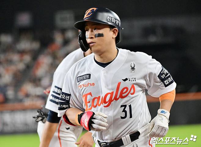 이번 FA 시장에서 유일하게 미계약자로 남아있던 손아섭이 5일 원소속팀 한화 이글스와 1년 1억원 계약서에 도장을 찍었다. 지난해 연봉 5억원에서 80%(4억원)나 삭감된 금액이다. 만약 손아섭이 FA 자격 행사가 아닌 한화와의 연봉 협상을 통해 재수를 노렸다면 어땠을까. 그는 2022시즌 커리어로우를 경신한 뒤 이듬해 리그 타격왕을 차지하며 극적인 반등을 이뤄낸 경험이 있다. 손아섭이 한 해 동안 이전처럼 눈부신 반등 스토리를 보여준 뒤 FA 시장에 나갔다면 어떤 결과가 따라왔을지는 아무도 모르는 일이다. 엑스포츠뉴스 DB