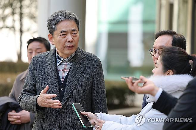 취재진 앞에서 입장 밝히는 곽상도 전 의원 (서울=연합뉴스) 김성민 기자 = 곽상도 전 의원이 6일 서울 서초구 서울중앙지방법원에서 열린 1심 선고를 마친 후 입장을 밝히고 있다. 이날 법원은 '대장동 50억 클럽' 관련 범죄 수익을 은닉한 혐의를 받는 곽 의원에 대한 공소를 기각했다. 2026.2.6 [공동취재] ksm7976@yna.co.kr