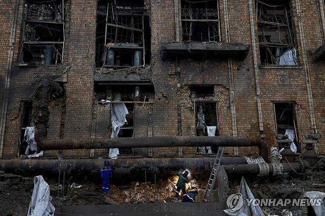 러 공격으로 부서진 우크라이나 에너지시설 복구 중인 기술자들 [로이터 연합뉴스 자료사진. 재배포 및 DB 금지]
