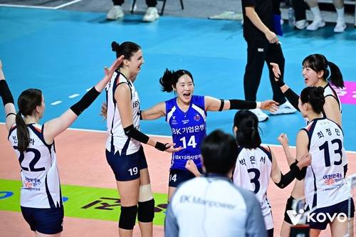 파이팅 외치는 IBK기업은행의 리베로 김채원(중앙 14번) [한국배구연맹 제공. 재판매 및 DB 금지]