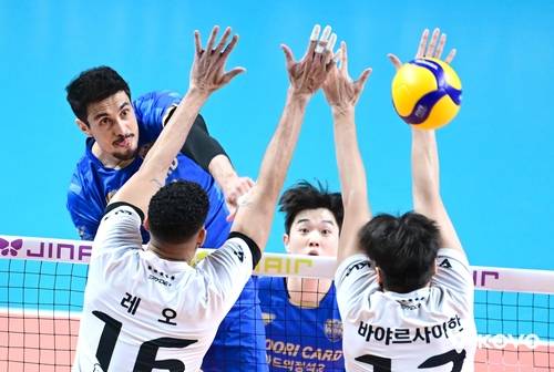 공격하는 우리카드의 아라우조(왼쪽) [한국배구연맹 제공. 재판매 및 DB 금지]