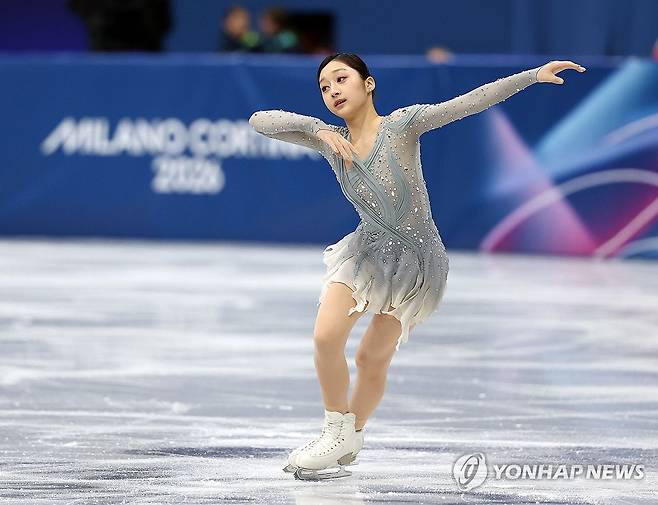 신지아, 나를 보여주다 (밀라노=연합뉴스) 이지은 기자 = 2026 밀라노·코르티나담페초 동계 올림픽 개막일인 6일(현지시간) 이탈리아 밀라노 아이스스케이팅 아레나에서 열린 팀 이벤트 여자 싱글 쇼트프로그램에서 한국 신지아가 연기를 하고 있다. 2026.2.6 jieunlee@yna.co.kr