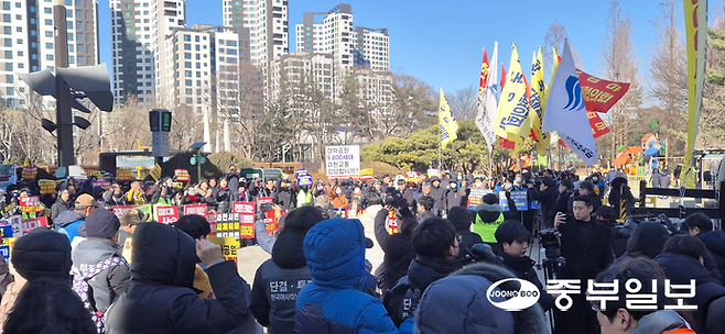 7일 오후 2시 과천중앙공원 광장에서 정부 1·29 주택공급 대책 반대 범시민 총궐기대회'가 진행 중인 모습. 하재홍 기자