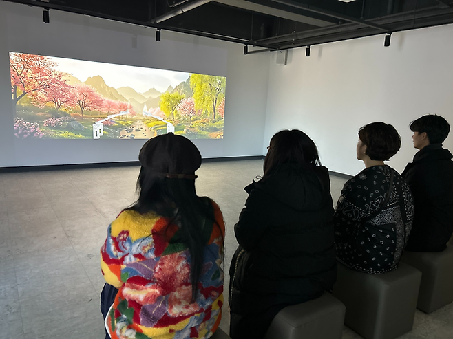 ▲ 경북 의성군 단밀면 의성농촌효테마공원 2층 효리스페이스 기획전시 영사관에서 6일, 관람객들이 천소연 작가의 영상 작품을 좌석에 앉아 관람하고 있다. 의성문화사