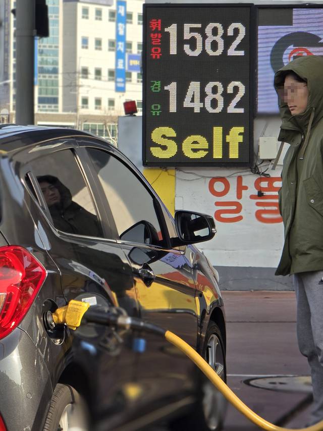 국내 주유소 휘발유와 경유 주간 평균 가격이 9주 연속 하락세를 이어갔다. 대구일보DB