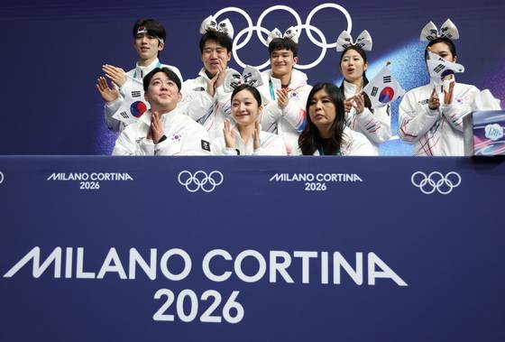 〈YONHAP PHOTO-6332〉 클린 연기 펼친 신지아 (밀라노=연합뉴스) 이지은 기자 = 2026 밀라노·코르티나담페초 동계올림픽 개막일인 6일(현지시간) 이탈리아 밀라노 아이스스케이팅 아레나에서 열린 팀 이벤트 여자 싱글 쇼트프로그램에서 한국 신지아가 점수를 듣고 박수 치고 있다. 2026.2.6 jieunlee@yna.co.kr/2026-02-06 22:15:23/ 〈저작권자 ⓒ 1980-2026 ㈜연합뉴스. 무단 전재 재배포 금지, AI 학습 및 활용 금지〉