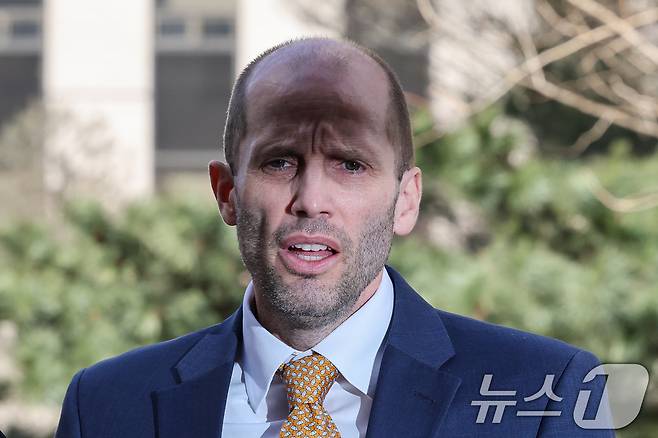 해롤드 로저스 쿠팡 한국법인 임시 대표가 6일 오후 마포구 서울경찰청 광역수사단 반부패수사대에서 국회에서의 증언·감정 등에 관한 법률 위반 혐의 등 관련 2차 조사를 받기 위해 출석하고 있다. 2026.2.6 ⓒ 뉴스1 안은나 기자