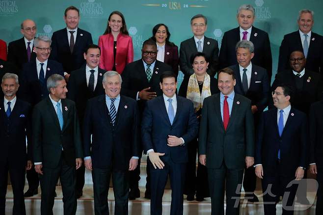 4일(현지시간) 미국 워싱턴DC 국무부 청사에서 열린 제1회 핵심 광물 장관 회의에서 마코 루비오 미 국무장관, 조현 외교부 장관 등 55개국 장관급 인사들이 기념촬영을 하고 있다. 2026.02.04 ⓒ AFP=뉴스1