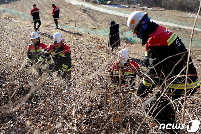 산불재난특수진화대원들이 강원도 원주시 판부면 백운산 일대에서 겨울철 산불이 번지는 것을 차단하기 위해 마른 풀을 베고있다. (자료사진)/뉴스1 DB