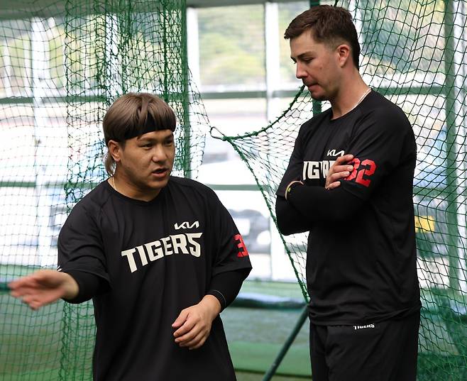 KIA 타이거즈 김선빈(왼쪽)과 제리드 데일이 타격 훈련 도중 대화를 나누고 있다. 사진제공=KIA 타이거즈