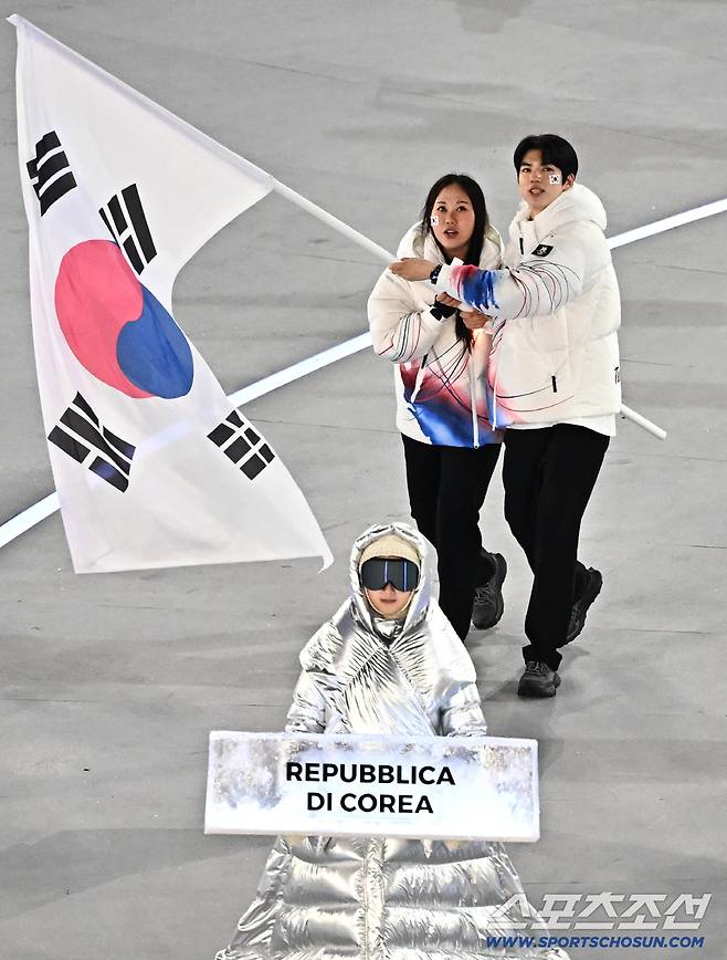 7일(한국시간) 이탈리아 밀라노 산시로 올림픽 스타디움에서 2026밀라노-코르티나담페초 동계올림픽 개회식이 열렸다. 한국 선수단이 입장�g다. 차준환, 박지우가 태극기를 들고 선수단이 입장하고 있다. 밀라노(이탈리아)=송정헌 기자songs@sportschosun.com/2026.02.07/