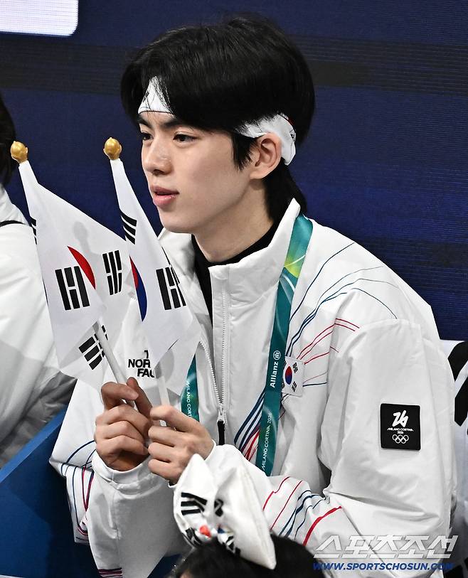 6일 이탈리아 밀라노 아이스스케이팅 아레나에서 열린 피겨 단체전 아이스댄스 경기. 응원을 보내고 있는 차준환. 밀라노(이탈리아)=송정헌 기자songs@sportschosun.com/2026.02.06/